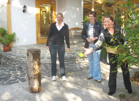 Ball werfen bei Milchkannen schießen