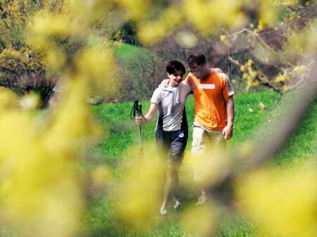 Pärchen Wanderung bei Dirndlblüte