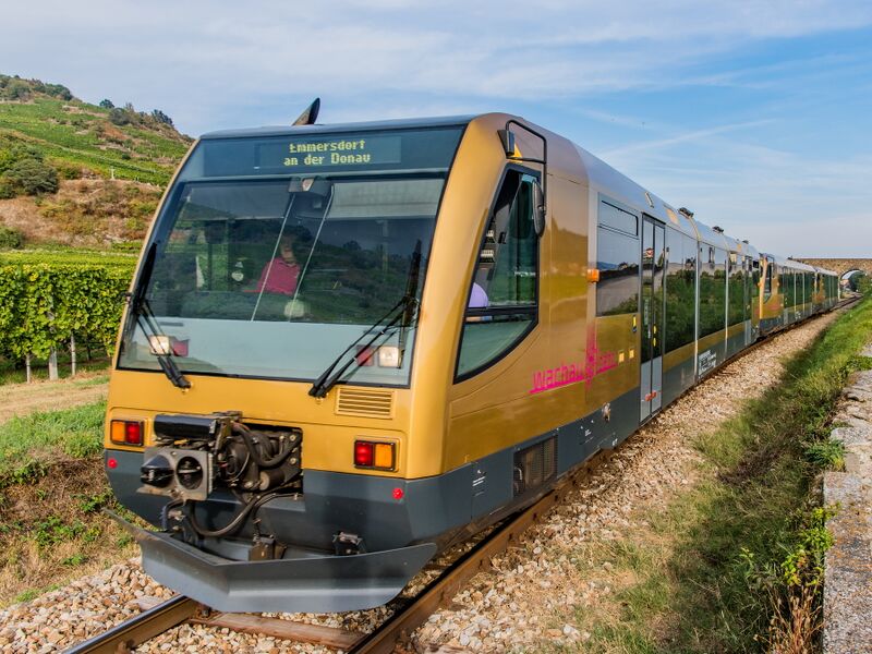 Datei:Wachaubahn im Weinberg red.jpg