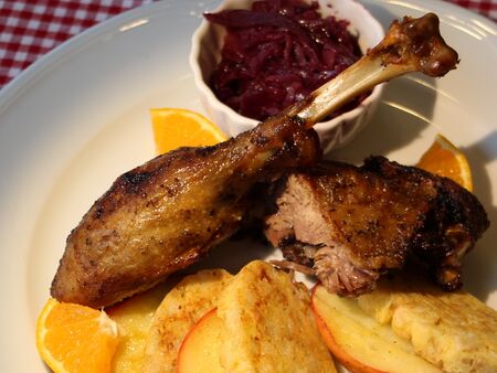 Ganslhaxn mit Rotkraut
