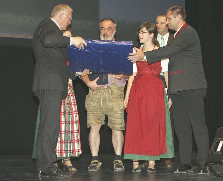 Datei:Verheugen mit Preis 2007 Eden.jpg