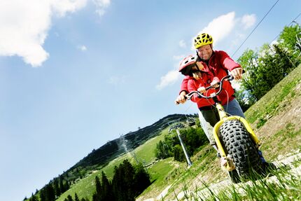 Rollerfahrer mit Kind