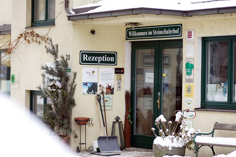 Datei:SH Eingang Rezeption Winter.jpg