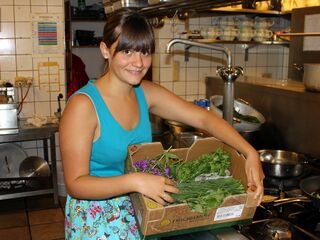 Cecilia mit Wildkräutern