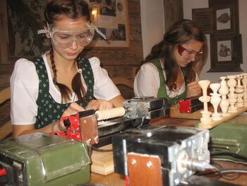 Incentive - Mädchen beim Drechseln