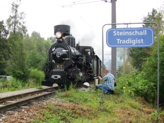 Dampflok Mh6 fährt aus der Station Steinschal