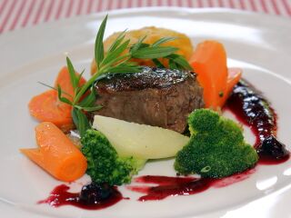 Zarter Hirschrücken mit Frischgemüse