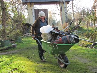 Frieda mit Scheibtruhe