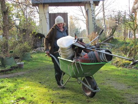Frieda mit Scheibtruhe