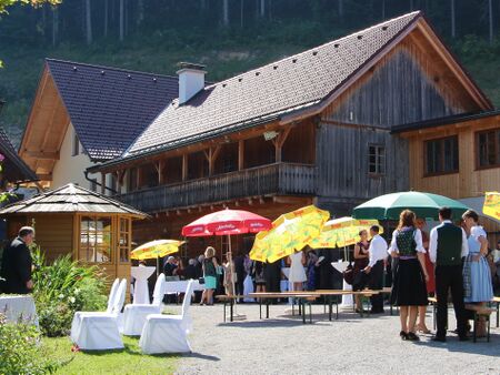 vor Hochzeit auf dem Dorfplatz
