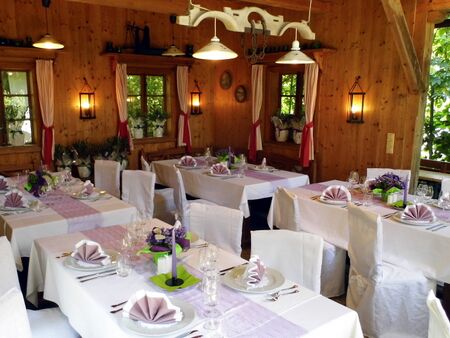 Pfluaghittn - gedeckt für Geburtstag