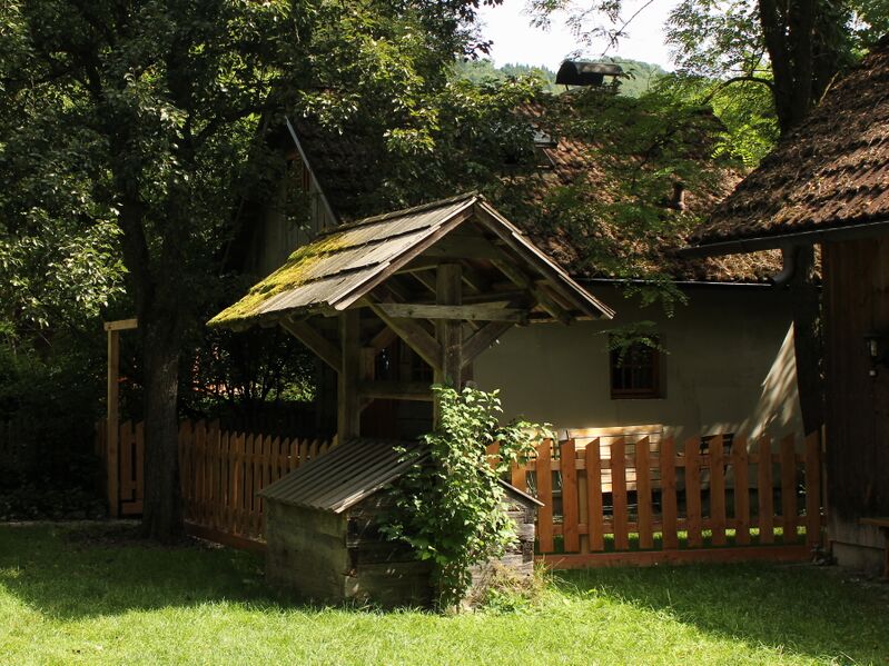 Datei:SH Gartenhaus 20 Brunnen Sommer.jpg