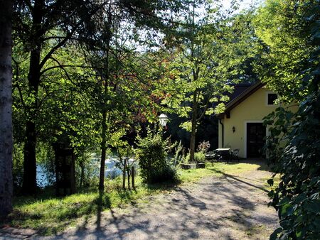 Teichbrücke an einen Sommermorgen
