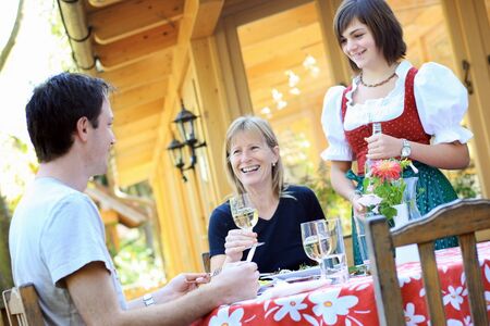 Cecila beim Servieren
