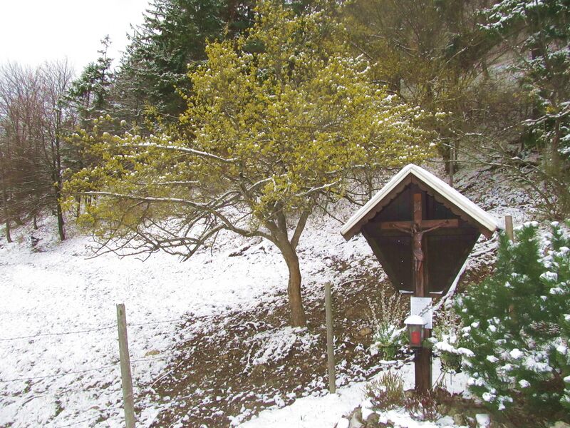 Datei:Marterl m Dirndl 1.000DB.jpg