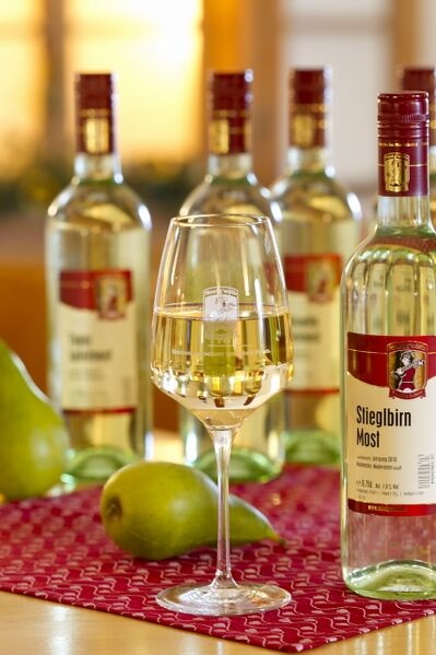 Datei:Mostglas Flaschen Zeiner.jpg