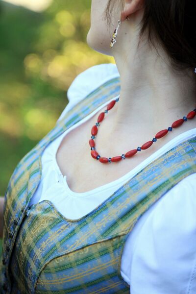 Datei:Dirndlkette an Damenhals.jpg