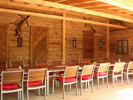 Halboffener Essens-Platz im Gastgarten
