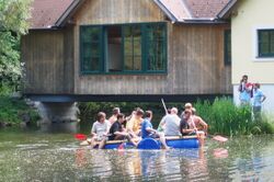Floßbau vor der Teichbrücke