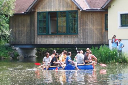 Floßbau vor der Teichbrücke