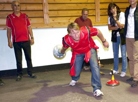 Stockschütze in Aktion