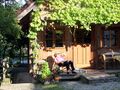 Abendsonne beim Gartenhaus 21 mit Hund