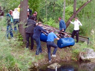 Floß aus dem Wasser