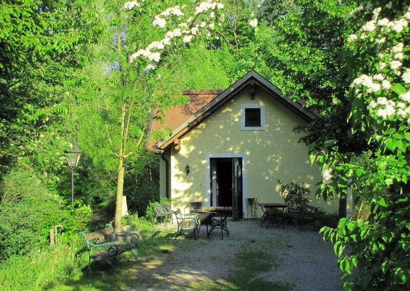 Datei:SH Teichbrücke Frühling.jpg