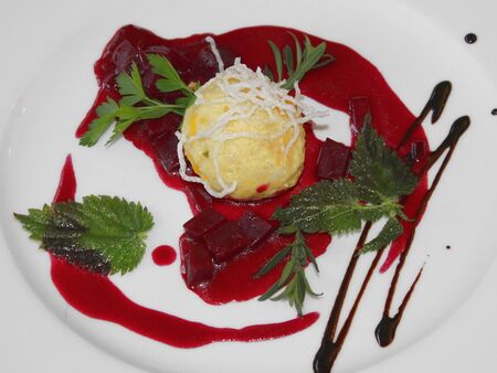 Kürbis-Tofuknödel mit Rote Rrüben-Ragout