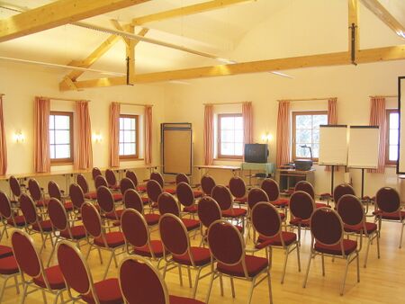 Raum Küffer mit Sesselreihen