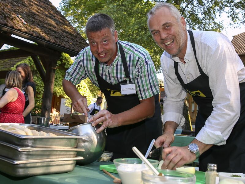 Datei:SH Teamkochen im Garten Kral.jpg
