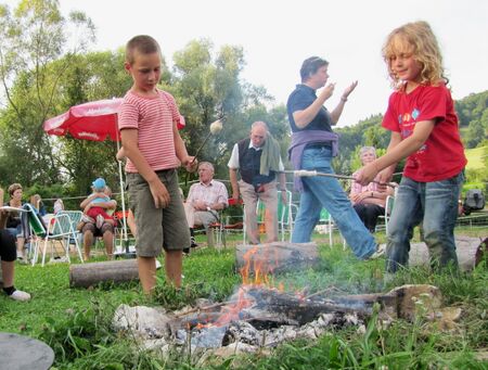 Kinder und Steckerlbrot