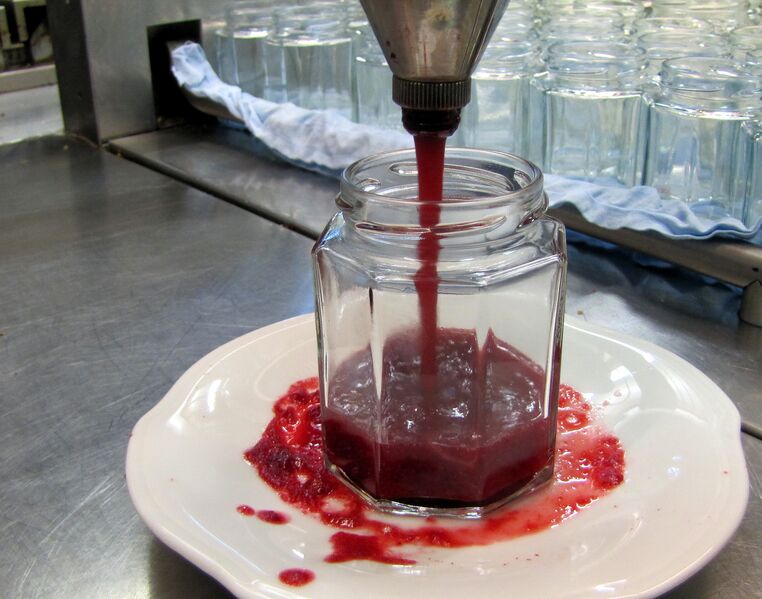 Datei:SK-Dirndlmarmelade füllen4.jpg