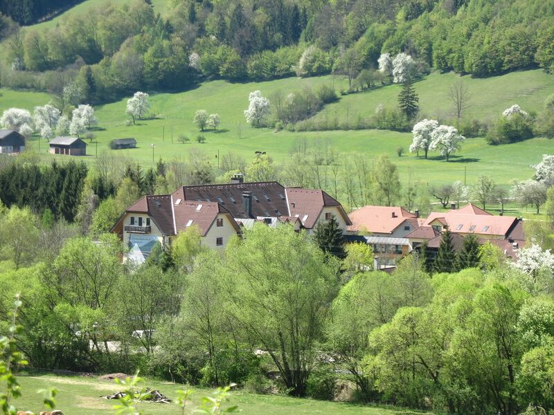 Datei:Blick auf den Steinschalerhof.jpg