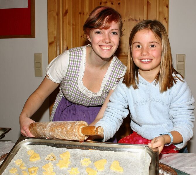 Datei:Kinder Kekse backen.jpg