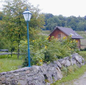 Blockhaus - Zugang bei Teich