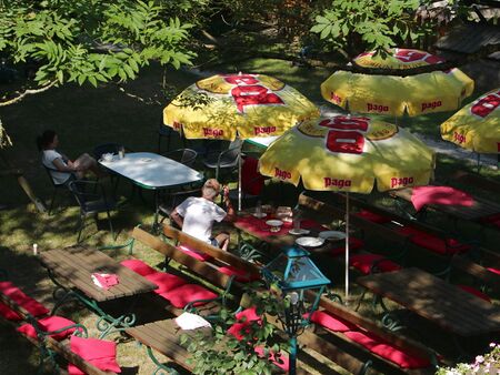 Zum Geniessen: schattiger Gastgarten