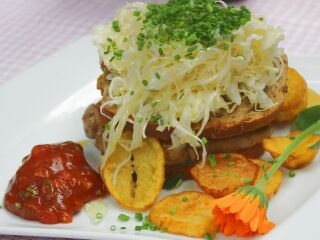 Bauern-Kottelet mit krautsalat