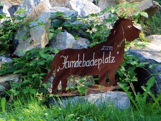 Wegweiser zum Hundebadeplatz in den Steinschaler Gärten