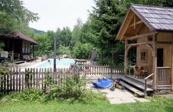 Freibad mit Badehaus (links) und dem Kinderhaus (rechts)