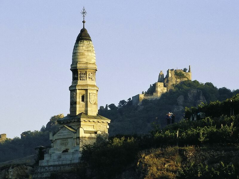 Datei:Franzosendenkmal Ruine Dürnstein.jpg