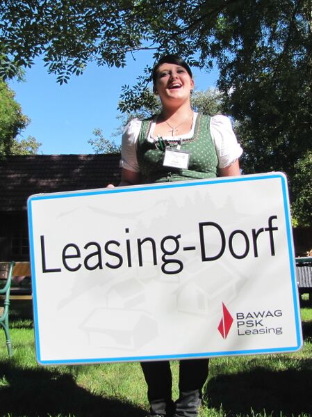 Datei:Johanna m Ortsschild.jpg