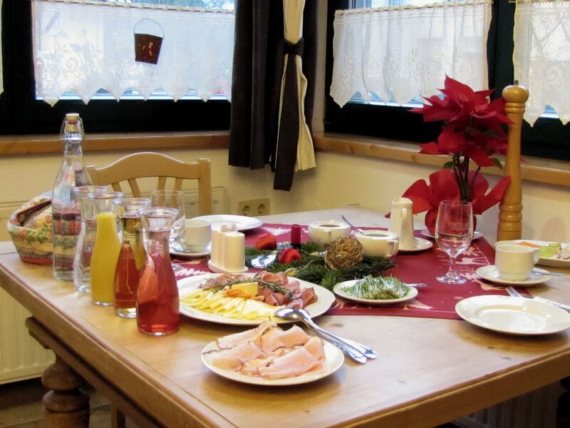 Datei:SH Tisch-Frühstück.jpg