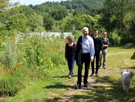 Seminarteilnehmer in Pause auf Gartenerkundung