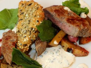 Steak und panierter Kürbis mit gebratenen Mostbirnen