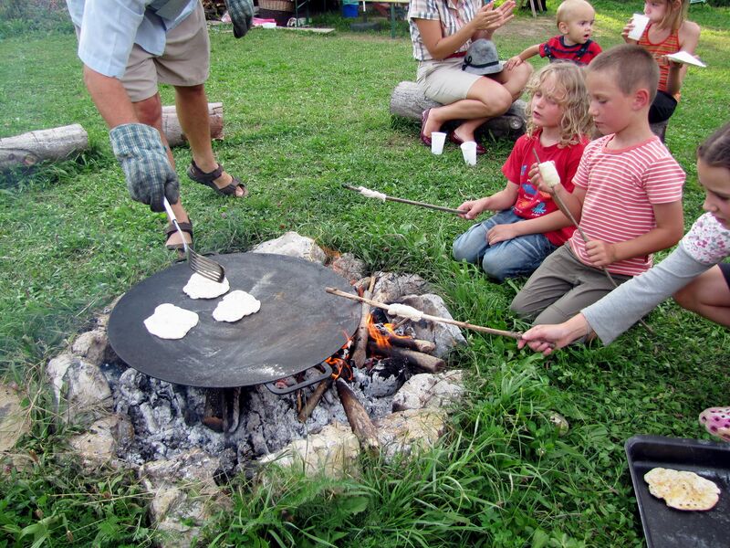 Datei:Kinder mit Steckerlbrot und Feuerflecken.jpg