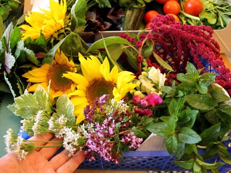 Erntekisterl mit Blüten