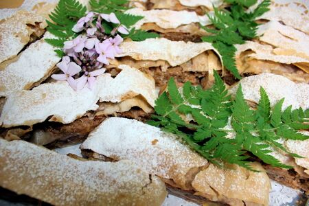 Hausgemachter frischer Apfelstrudel