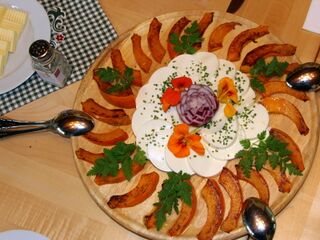 regionale Abschlußjause: zum Probieren Schafkäse mit Kürbis